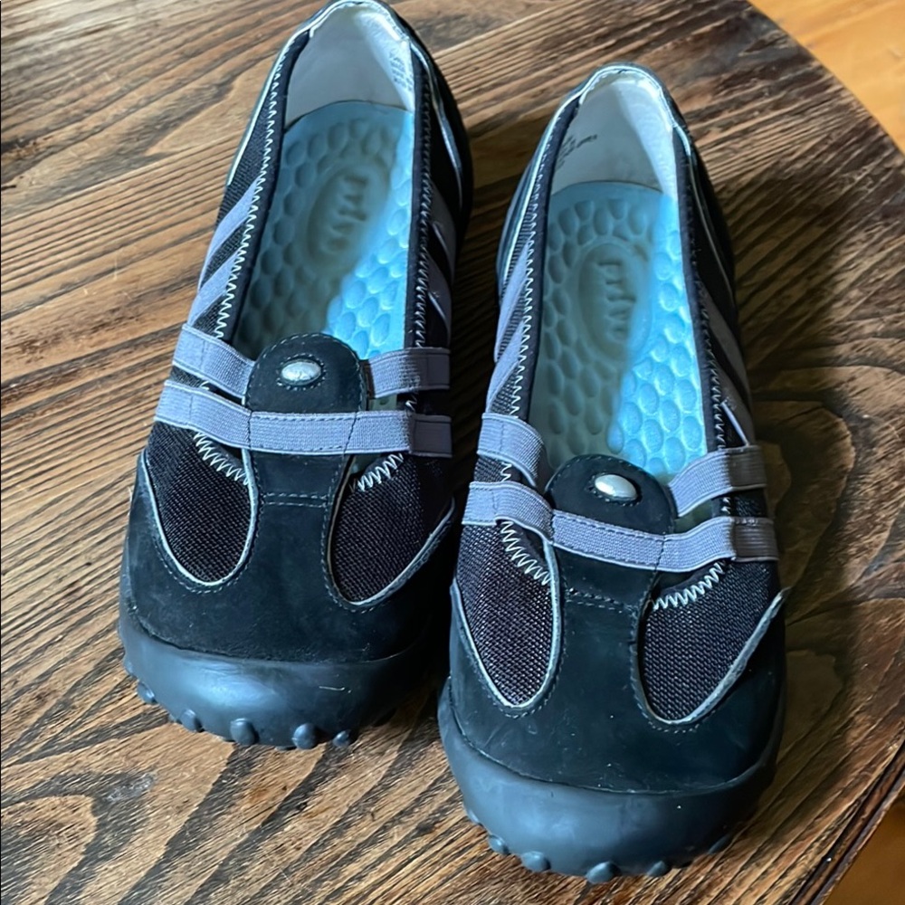 Privo Black and Gray Flats with Breathable Mesh